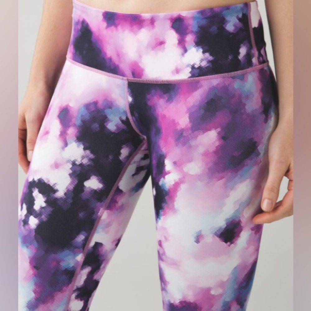 4051 -Lululemon Wunder Under
Blooming Pixie Multi- 26” - Picture 4 of 7